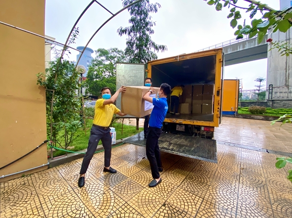 Hội thầy thuốc trẻ Việt Nam vận chuyển hàng tới người dân vùng lũ.